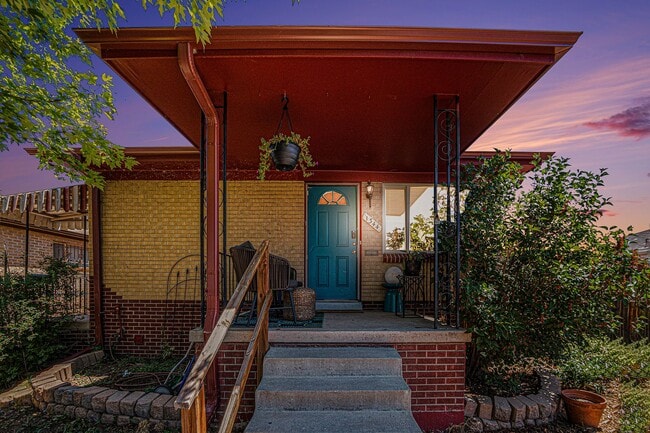 Building Photo - Updated 2 Bed | 1.5 Bath Upper Duplex Near...