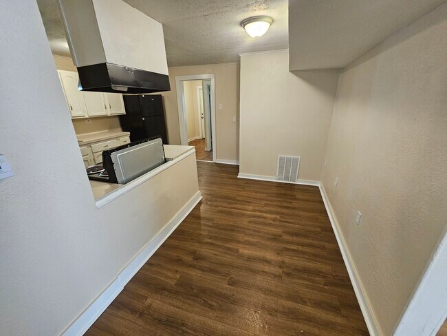 Building Photo - 319 W Linden Ave