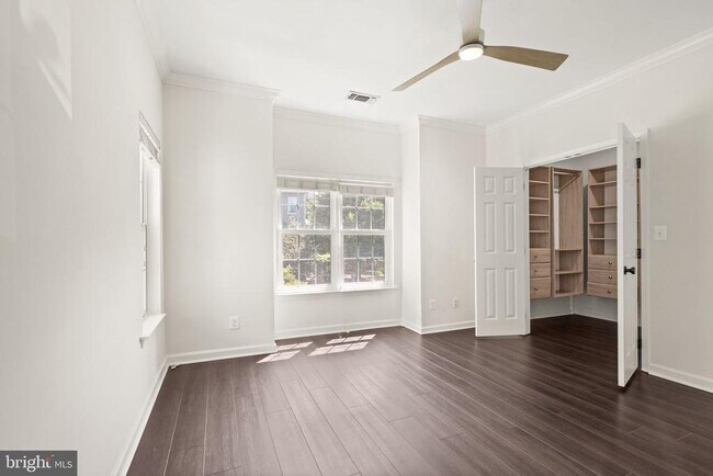 Building Photo - 1704 Lake Shore Crest Dr