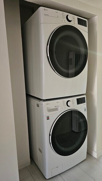 Building Photo - 5914 Streamview Dr