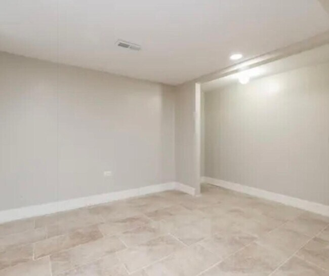 Building Photo - Spacious 4BR Duplex | Modern Upgrades | St...