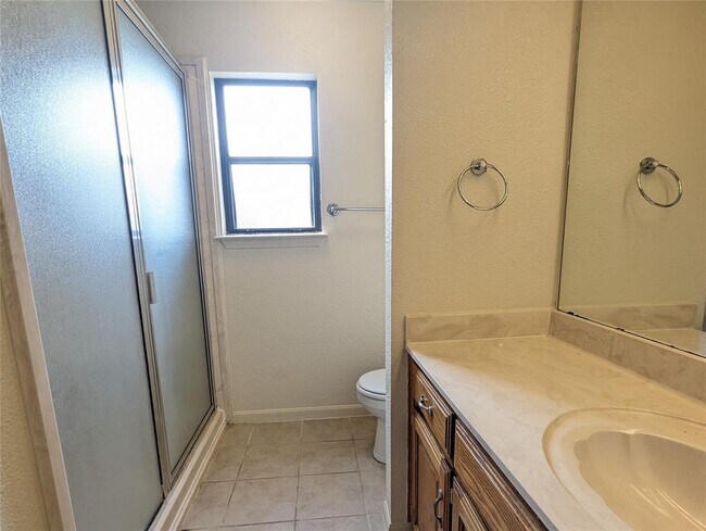 Building Photo - 904 Woodview Dr
