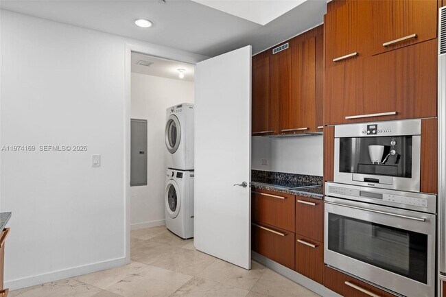 Building Photo - 16001 Collins Ave