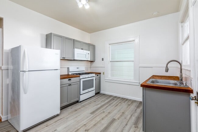 Primary Photo - 1035 Sanchez St