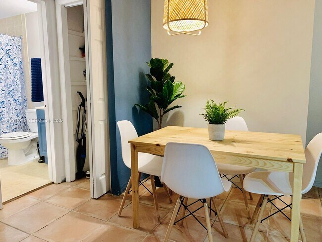 Building Photo - 825 Euclid Ave