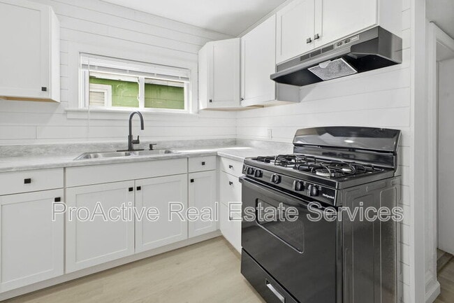 Building Photo - 828 W 42nd St