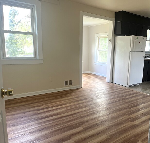Building Photo - 251 Maple Ave