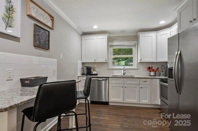 Building Photo - 2521 Dora Dr