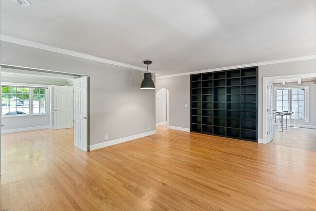 Building Photo - Contemporary Home in Desirable Community C...