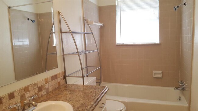 Building Photo - 831 Russell Cir