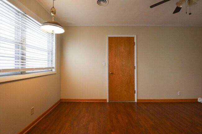 Building Photo - 3 Bed Mid-Town Beaut! Available for Immedi...
