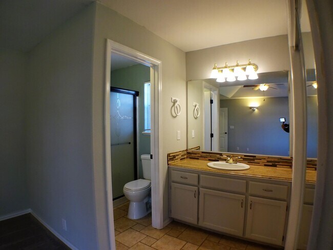 Building Photo - 612 W 6th Ave