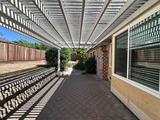 Building Photo - THIS is YOUR home, stunning 4/2 w/ AC, near Foothills