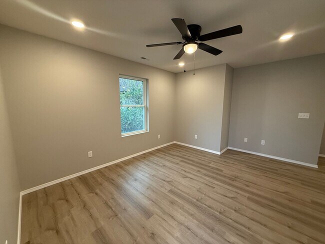 Building Photo - 1420 W Scott St