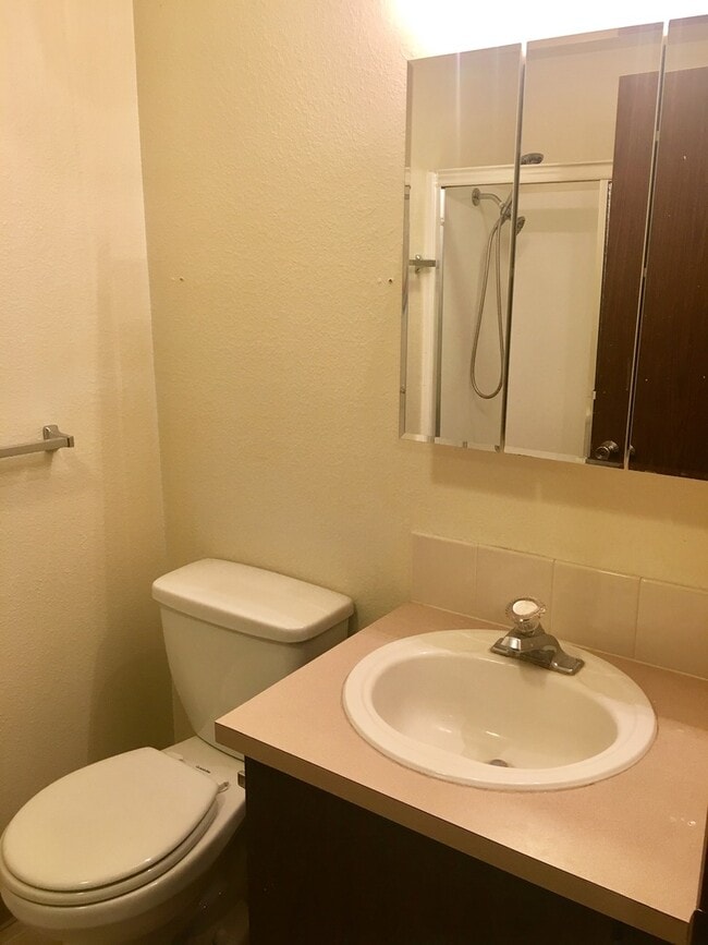Building Photo - Great 2BD 2-Story Condo in Fantastic Casca...