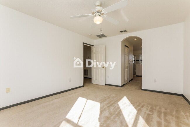 Building Photo - 831 Balmoral Dr