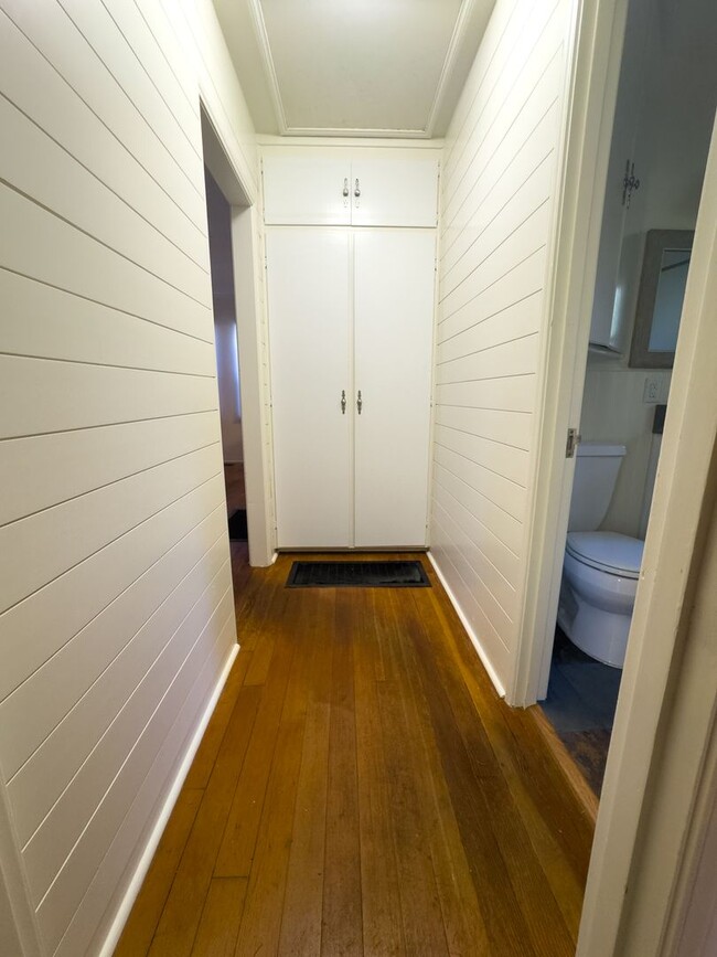 Building Photo - MOVE IN SPECIAL - Charming 2 Bed 1 Bath Home on Fenced Corner Lot in desired South Salem Neighbor...