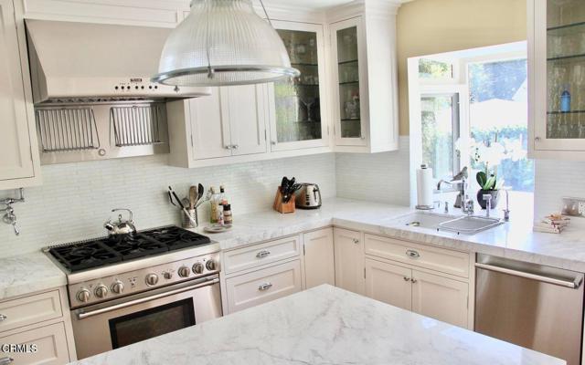 Building Photo - 807 N Doheny Dr