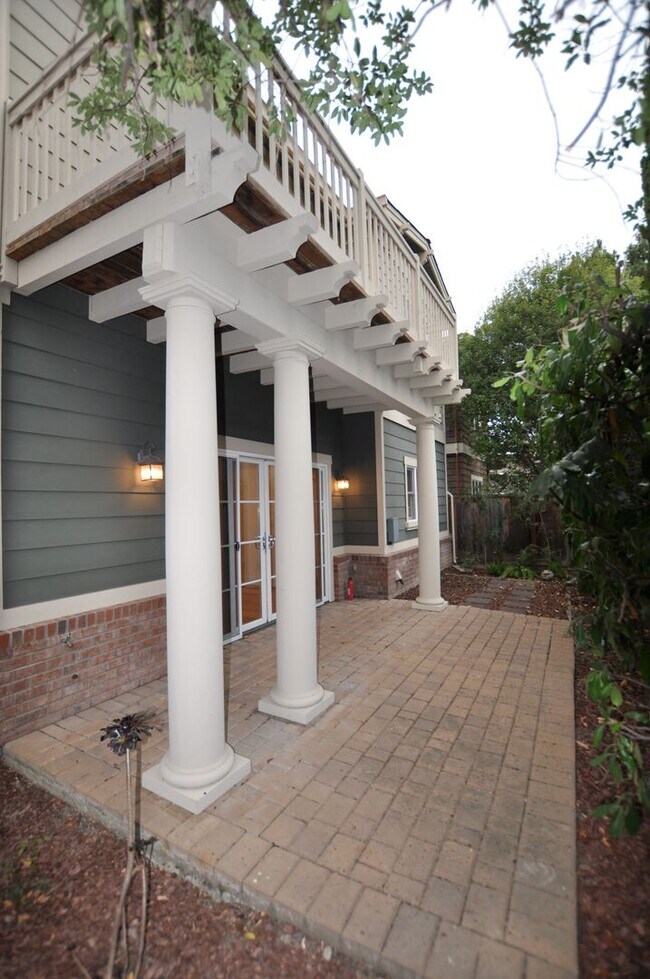 Building Photo - Luxury Craftsman Style Home in quiet San M...