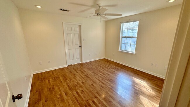 Building Photo - 413 Trist Pl