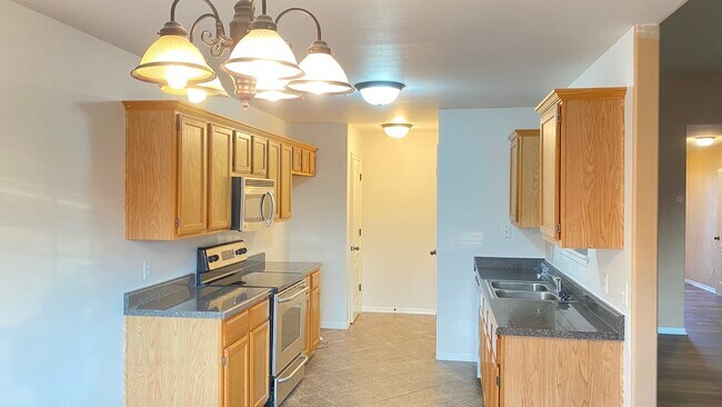 Building Photo - 230 Poplar Rd