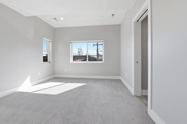 Building Photo - $5,740.95, $300 off the first month's rent, 4 Beds - 5 Bath, Townhouse in Denver with Office!