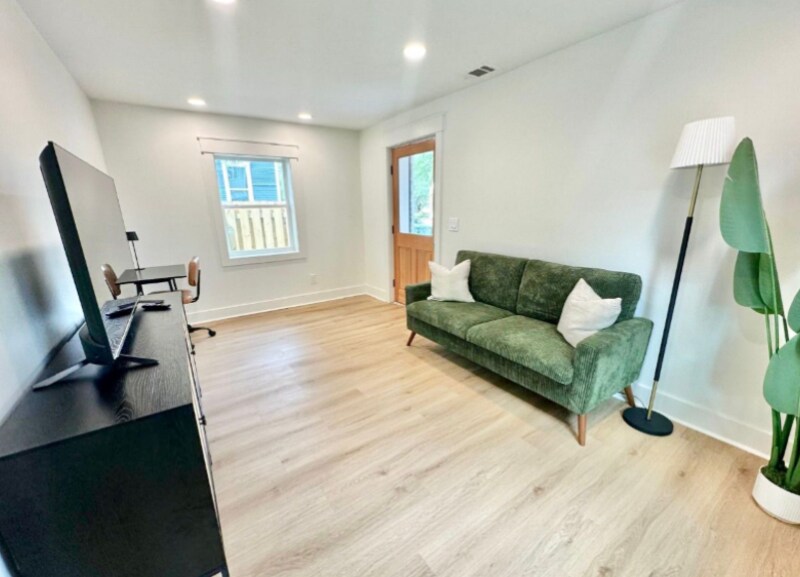 Building Photo - 1313 Live Oak St