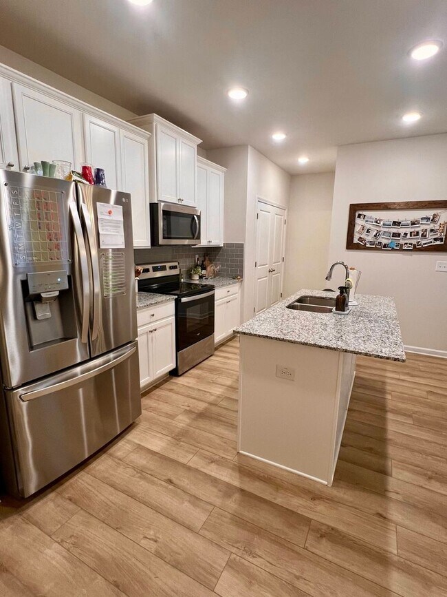 Building Photo - 1 MONTH FREE! 3 Bedroom Townhome in Oakwood!