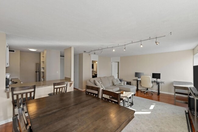 Building Photo - 19 S 1st St