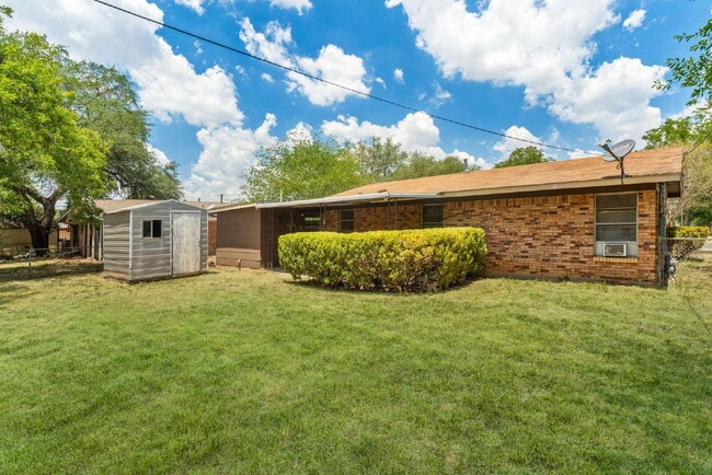 Building Photo - 218 E Villaret Blvd