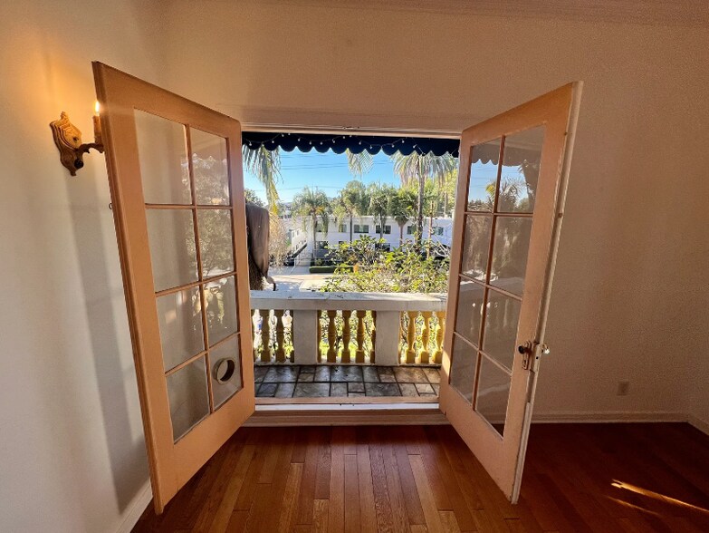 Building Photo - 2028 Beachwood Dr