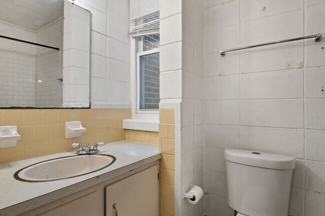 Building Photo - 3 bed/2 bath. Close to Campus. Pet Friendly.