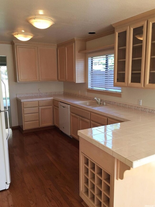 Building Photo - 3 bed 2 bath House