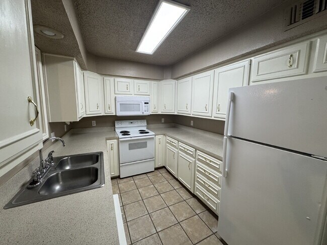 Building Photo - Captivating Townhome in Whisperwood