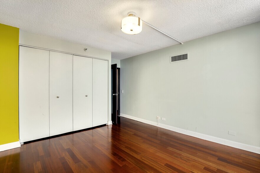 Guest Room - 3660 N Lake Shore Dr