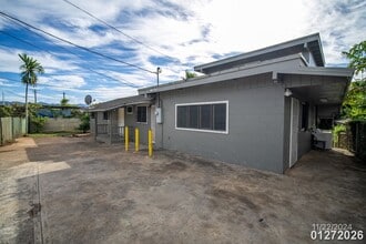 Building Photo - $2,200 /  2 Bed/ 1 Bath Spacious Duplex Centrally Located in Pearl City (Waiawa)