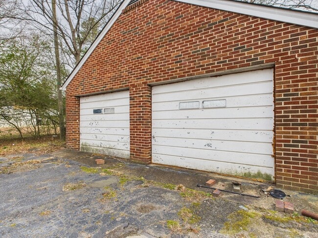 Building Photo - 637 Woodhaven Dr