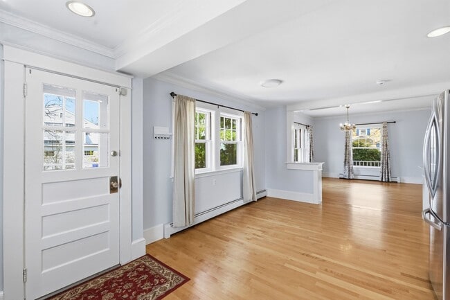 Building Photo - 198 Linden St