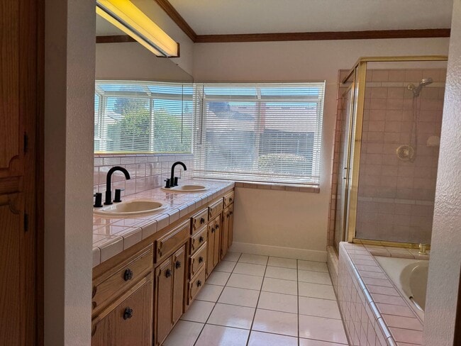 Building Photo - 6517 N San Pedro Ave