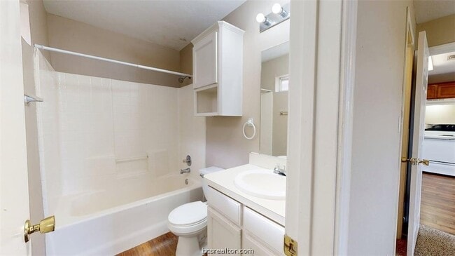 Building Photo - 1507 Hollowhill Drive Unit A