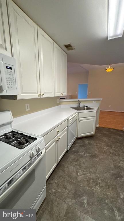 Building Photo - 10715 Symphony Way