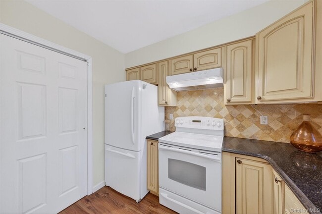 Building Photo - 1306 Nutmeg Dr