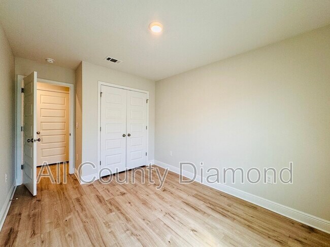 Building Photo - 10 Renea Cv