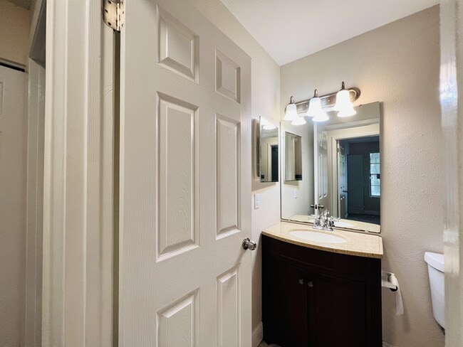 Building Photo - 612 Sherwood Oaks Cir