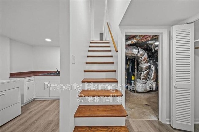 Building Photo - 304 Robin Hood Rd