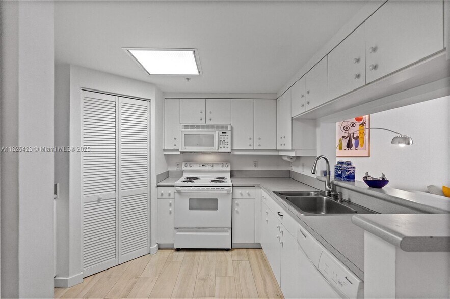 Building Photo - 701 Brickell Key Blvd
