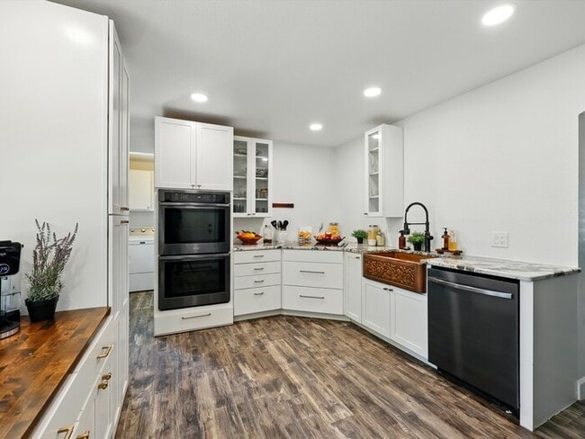 Building Photo - 823 Sequoia Dr