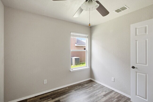 Building Photo - Open Living, Private Backyard, Great Location