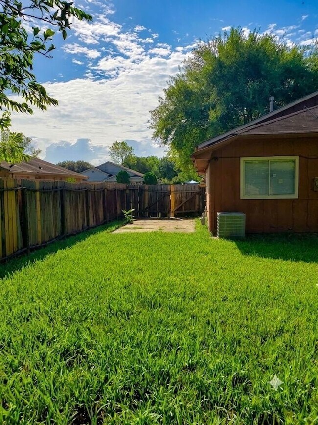 Building Photo - 17010 Pastoria Dr