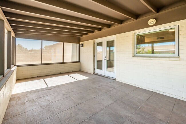 Building Photo - 3/2 sfh 2 car garage, huge yard 35th Ave &...